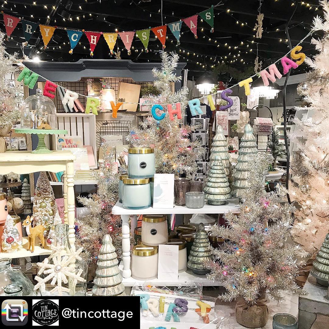 Dreamy… Repost from @tincottage – Christmas in the Cottage is a merry affair
