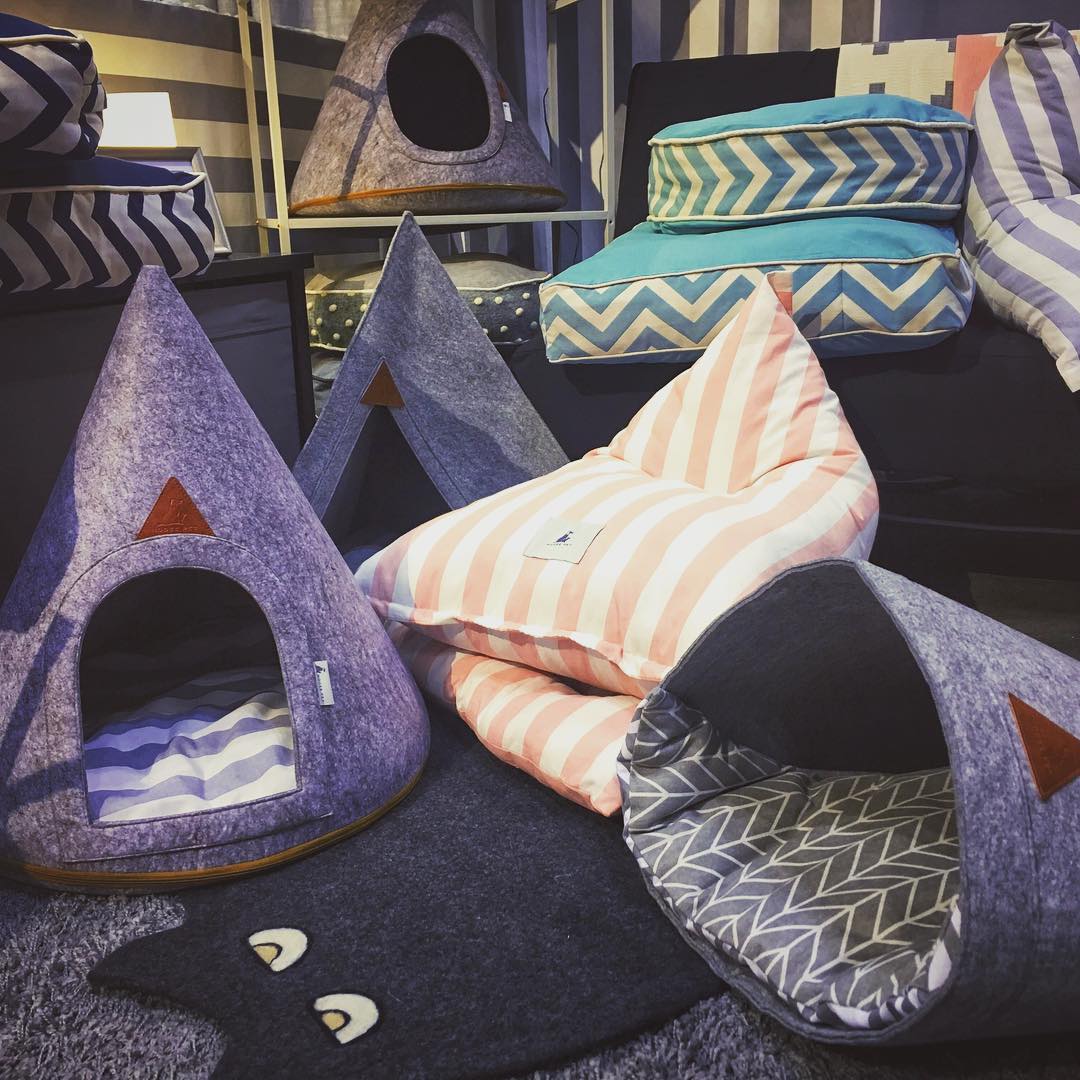 With these pet teepees and pillows from @nooeepet, we want to build forts with our pets for days! Check out the line at 4108 @globalpetexpo