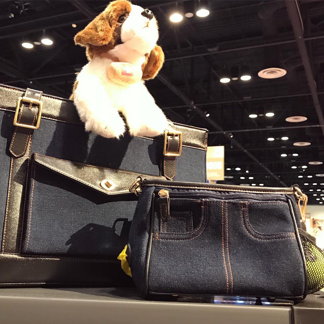 Fashion meets Fido. A Pet With Paws has the style market cornered with their new denim collection of pet carriers and training bags. If you’re at Global Pet Expo Che k them out in booth 4116. @apetwithpaws @globalpetexpo