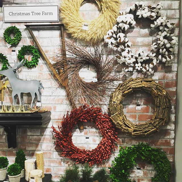 *Clicks heels together three times to get to December* Holiday wreaths. Holiday wreaths. Holiday wreaths. 
Check out @mudpiegift during your visit to @americasmartatl