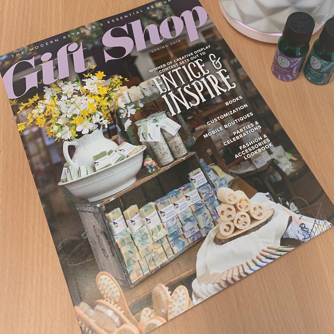 Check your mailbox — the Spring issue is in the mail!!! 📭
Then you’re going to want to diffuse some essential oils, sit back, relax, and be inspired by the amazing retailers in this issue, like @thesoapygnome, @dogkrazy, @dujardin_design, @latitudes_warrenton @shopwhittingham, @puccimanuli @loveofcharacter @shopgraciejames @shopavabelle @uzuriboutique @theboutiquetruck