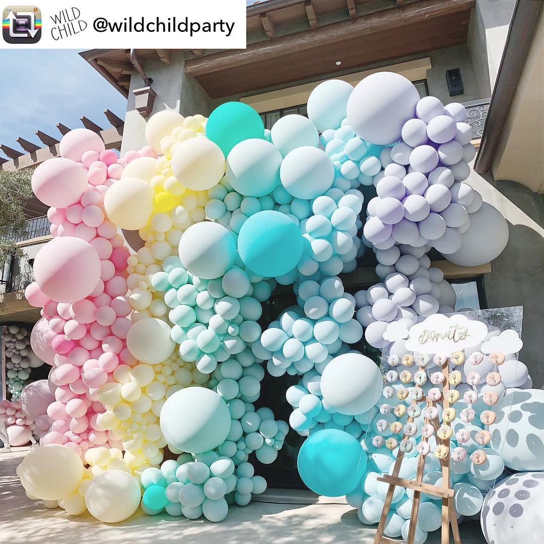 We can’t stop staring at these gorgeous balloons… 🤩 Repost from @wildchildparty 
Balloons for True 💕 happy Birthday to your little sweetie @khloekardashian