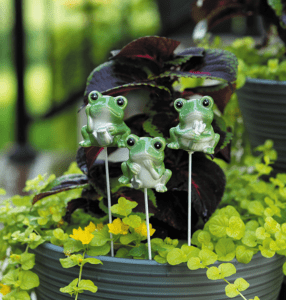 Porcelain Gardening Frogs from Echo Valley